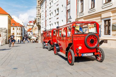 12 Mayıs 2018, Slovakya, Bratislava: kırmızı retro turist araba yolcular tarihi şehir merkezinden araba ile