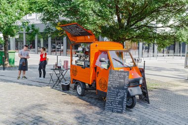 12 Mayıs 2018, Slovakya, Bratislava: seyyar - Cafe kahvehane olarak küçük kamyon