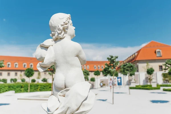 Escultura Cupido Jardim Barroco Verão — Fotografia de Stock