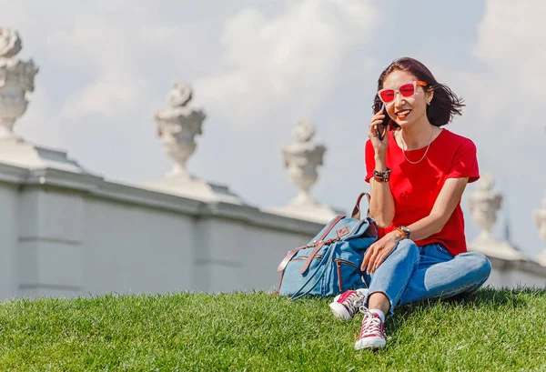 Yaz Şehir Parkı Çim Üzerinde Oturan Konuşmak Cep Telefonuyla Genç — Stok fotoğraf