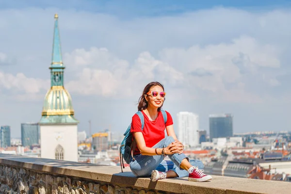 Podróżny Turystyczny Kobieta Plecaka Okulary Przeciwsłoneczne Odpoczynek Punkcie Obserwacyjnym Bratysławy — Zdjęcie stockowe