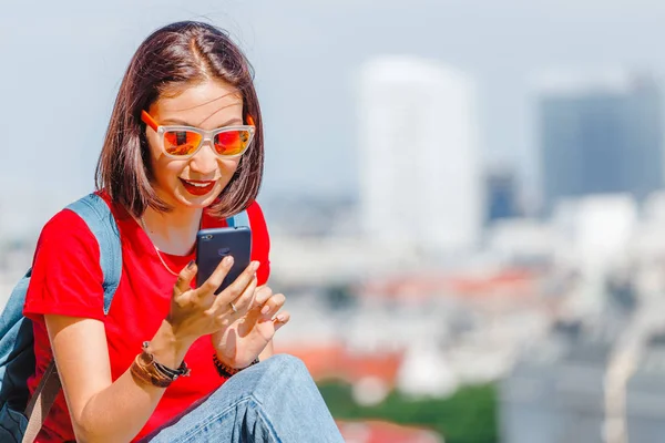Щасливі Жінка Червоних Говорити Смарт Телефону Тлі Сучасним Європейським Містом — стокове фото
