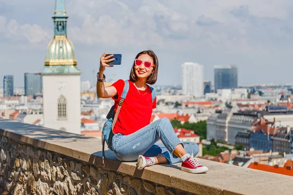 Joven Hermosa Mujer Asiática Tomando Selfie Fondo Ciudad Viajero Concepto —  Fotos de Stock