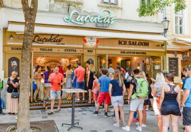 12 Mayıs 2018, Slovakya, Bratislava: bir kalabalık turist Luculus dondurma salonu, müreffeh bir iş kavramı doğrultusunda duruyor