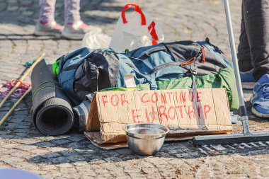 Avrupa ve yaptığı yolculuk devamı için bağışlar için yalvarıyor aracılığıyla turizm hitch hiker öğrenci seyahat