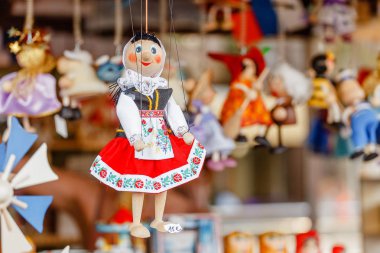 Güzel kuklalar ve Hediyelik eşya dükkanı tezgahın üzerine Ahşap oyuncaklar