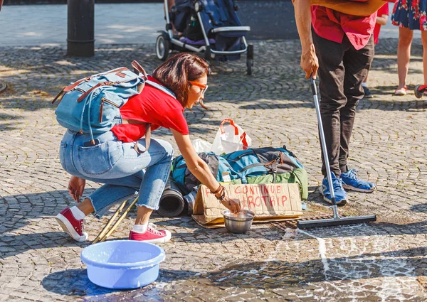 Studente Autostop Turistico Viaggia Attraverso Europa Implora Donazioni Continuazione Del — Foto Stock