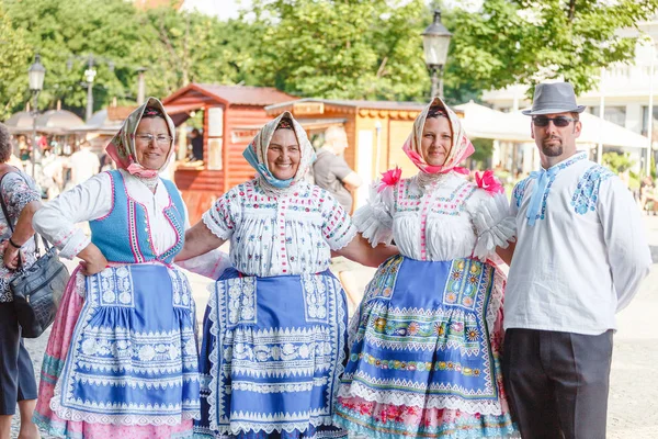 Μαΐου 2018 Σλοβακία Μπρατισλάβα Άνθρωποι Ντυμένοι Στην Εθνική Σλοβακίας Και — Φωτογραφία Αρχείου