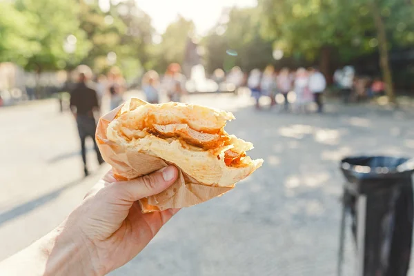 Hamburger Mano Sullo Sfondo Del Festival Dello Street Food — Foto Stock