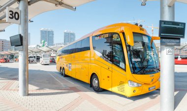 13 Mayıs 2018, Slovakya, Bratislava: Bratislava, seyahat ve lowcost taşıma Europe kavram otobüs istasyonunda yolcu yatılı Regiojet şirketi sarı buse