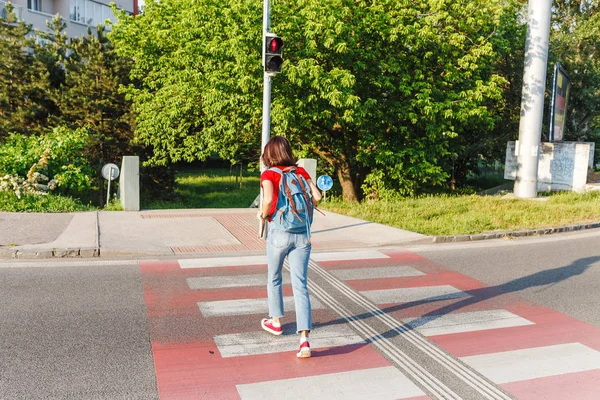 Žena Porušuje Pravidla Silničního Provozu Běží Přes Ulici Semaforech — Stock fotografie