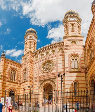 13 Mayıs 2018, Budapeşte, Macaristan: panoramik sokaktan Budapeşte ' Büyük Sinagog için kalabalık turist ve ziyaretçi