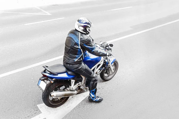 Rückansicht Eines Unkenntlich Gemachten Motorradfahrers High Tech Schutzanzug Auf Einem — Stockfoto