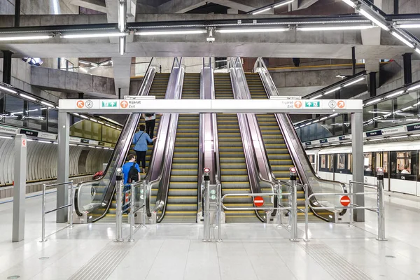 Mayıs 2018 Budapeşte Macaristan Budapeşte Rakoczi Modern Metro Istasyonunda Yürüyen — Stok fotoğraf