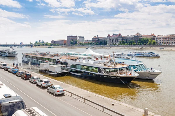 Maj 2018 Budapest Ungern Kryssningsfartyg Som Väntar Turister Och Passagerare — Stockfoto