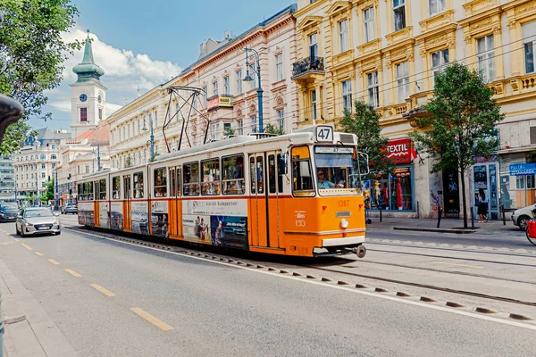 Μαΐου 2018 Βουδαπέστη Ουγγαρία Διάσημο Ιστορικό Κίτρινο Τραμ Ιππασία Κάτω — Φωτογραφία Αρχείου