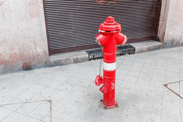 Red Fire Tűzcsap Európai Város Szűk Utca — Stock Fotó