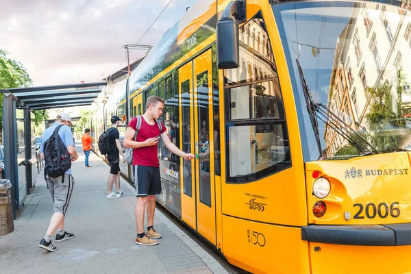 Maj 2018 Budapest Ungern Passagerare Vid Busshållplatsen Ombordstigning Gul Spårvagn — Stockfoto