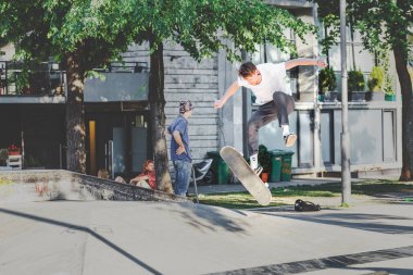 13 Mayıs 2018, Budapeşte, Macaristan: adam bir dublör rampa, kaykay ile bir skatepark şehir park üzerinde gerçekleştirir