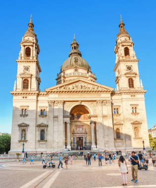 13 Mayıs 2018, Budapeşte, Macaristan: Istvan meydanında turistler hayran St. Stephen Bazilikası Katedrali'nin muhteşem mimarisi gün batımında