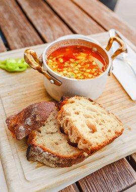 Geleneksel Macar gulaş çorbası ile ulusal restoranda güzel bir hizmet. Yerel mutfak Budapeşte'kavramı