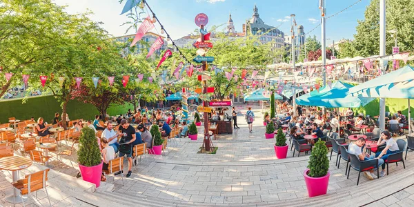 13 Mayıs 2018, Budapeşte, Macaristan: festival ya da tatil Meydanı şehrin bulunduğu için bir güzel dekore edilmiş bir yaz kafe ya da restoran ile çok sayıda koltuk