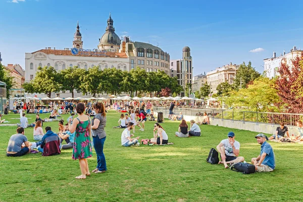 13 Mayıs 2018, Budapeşte, Macaristan: şehir merkezinde tatil, çim yeşil rahatlatıcı insan kalabalığı