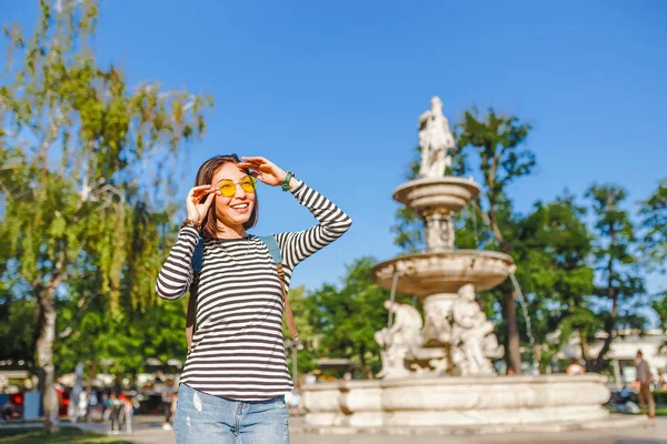 ブダペストの噴水の前にバックパックを持つアジア観光少女 — ストック写真