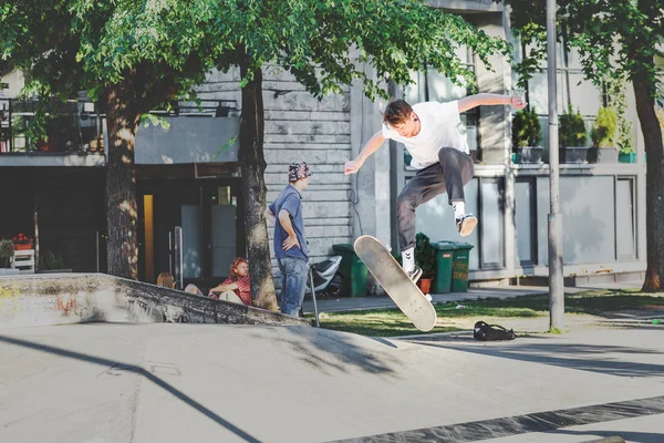 2018 부다페스트 헝가리 공원에서 Skatepark에서 경사로에서 스케이트 보드와 — 스톡 사진