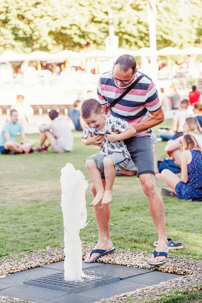 Maggio 2018 Budapest Ungheria Padre Figlio Divertono Giocano Alla Fontana — Foto Stock