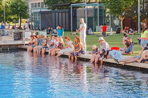 Mai 2018 Budapest Hongrie Une Foule Personnes Détendre Sur Herbe — Photo