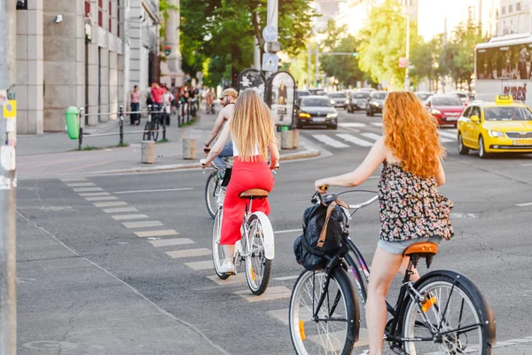 13 Mayıs 2018, Budapeşte, Macaristan: yaya ve yoğun şehir sokak Kavşak geçiş bisikletçi