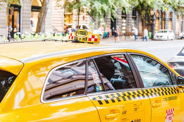 2018 Május Budapest Magyarország Sárga Taxi Budapest Óvárosában — Stock Fotó