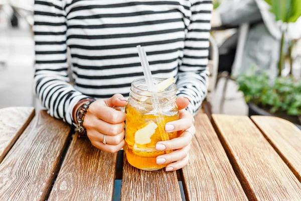 Щаслива Студентка Хіпстера Прохолодний Лимонад Через Солому Літньому Відкритому Кафе — стокове фото