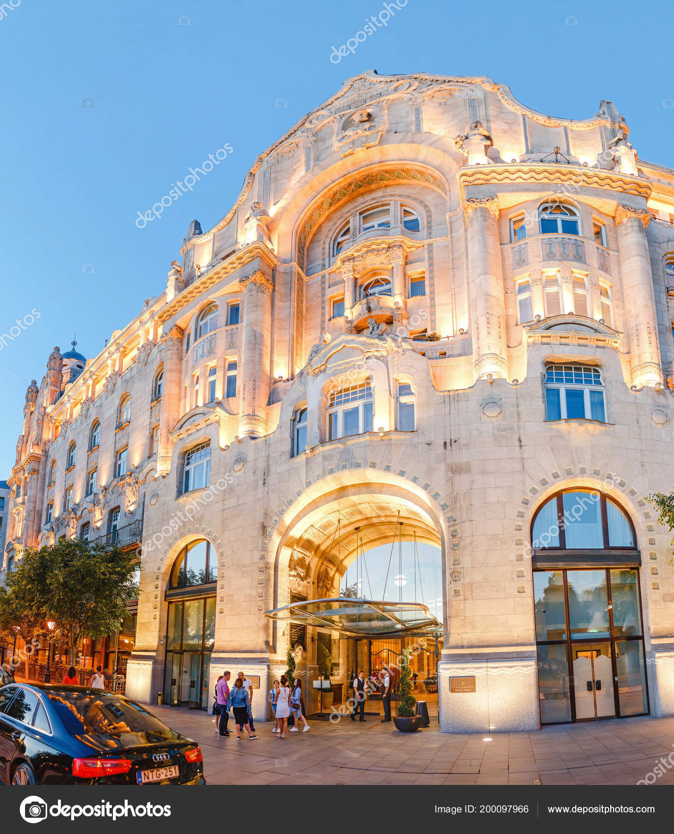 13 De Mayo De 2018 Budapest Hungria El Palacio De Gresham Yel Four Seasons En La Noche Foto De Frantic00 13 De Mayo De 2018 Budapest Hungria El Palacio De Gresham Yel Four Seasons En La Noche Foto De Frantic00