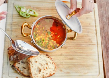 Geleneksel Macar gulaş çorbası ile ulusal restoranda güzel bir hizmet. Yerel mutfak Budapeşte'kavramı