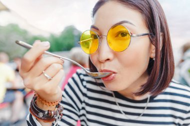 çorba kaşığı ile yemek kadın