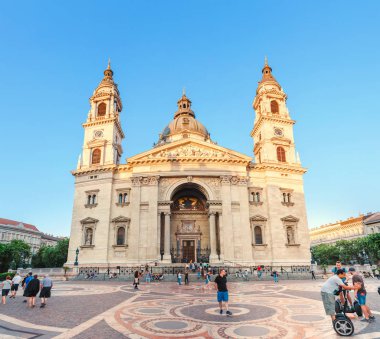 13 Mayıs 2018, Budapeşte, Macaristan: Istvan meydanında turistler hayran St. Stephen Bazilikası Katedrali'nin muhteşem mimarisi gün batımında