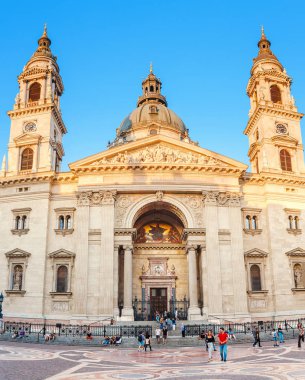 13 Mayıs 2018, Budapeşte, Macaristan: Istvan meydanında turistler hayran St. Stephen Bazilikası Katedrali'nin muhteşem mimarisi gün batımında