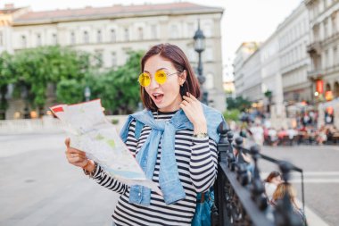 Bir harita tutan şaşırmış turist kadın Budapeşte '