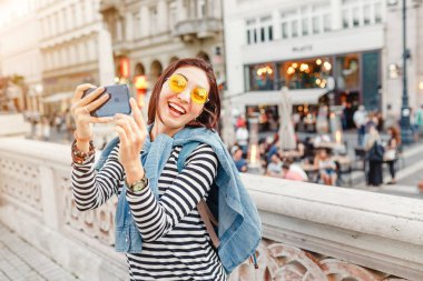 Turist Asyalı kız fotoğrafları onun smartphone, seyahat ve tatil kavramı üzerinde yapma