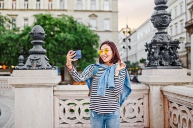 Turist Asyalı kız fotoğrafları onun smartphone, seyahat ve tatil kavramı üzerinde yapma