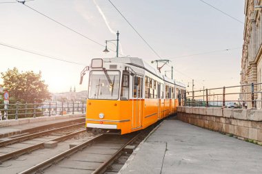 13 Mayıs 2018, Budapeşte, Macaristan: ünlü tarihi sarı tramvay şehir Budapeşte'de sokak aşağı sürme