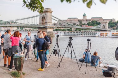 13 Mayıs 2018, Budapeşte, Macaristan: Master fotoğraf çekim manzara ve cityscape altın saatte sınıf. Photocameras sehpa ve yapım uzun pozlama çerçeveleri Budapeşte monte