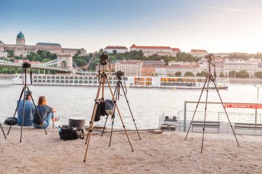 13 Mayıs 2018, Budapeşte, Macaristan: Master fotoğraf çekim manzara ve cityscape altın saatte sınıf. Photocameras sehpa ve yapım uzun pozlama çerçeveleri Budapeşte monte