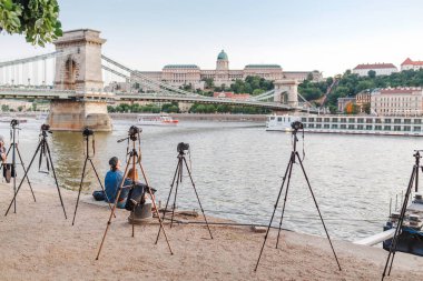 13 Mayıs 2018, Budapeşte, Macaristan: Master fotoğraf çekim manzara ve cityscape altın saatte sınıf. Photocameras sehpa ve yapım uzun pozlama çerçeveleri Budapeşte monte