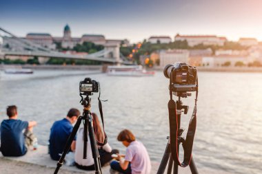 Sehpa modellerinde fotoğraf bir köprü ve Budapeşte bir nehirde. Kavram eğitim ve atölye veya masterclass peyzaj ve şehir fotoğraf.