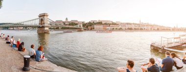 13 Mayıs 2018, Budapeşte, Macaristan: insanlar Danube Nehri setin zinciri Secheni köprü yakınında, güneşin tadını çıkarın