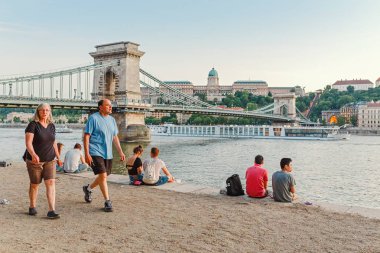 13 Mayıs 2018, Budapeşte, Macaristan: insanlar Danube Nehri setin zinciri Secheni köprü yakınında, güneşin tadını çıkarın