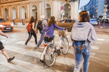 13 Mayıs 2018, Budapeşte, Macaristan: yayalar ve bisikletçi geçiş street gece